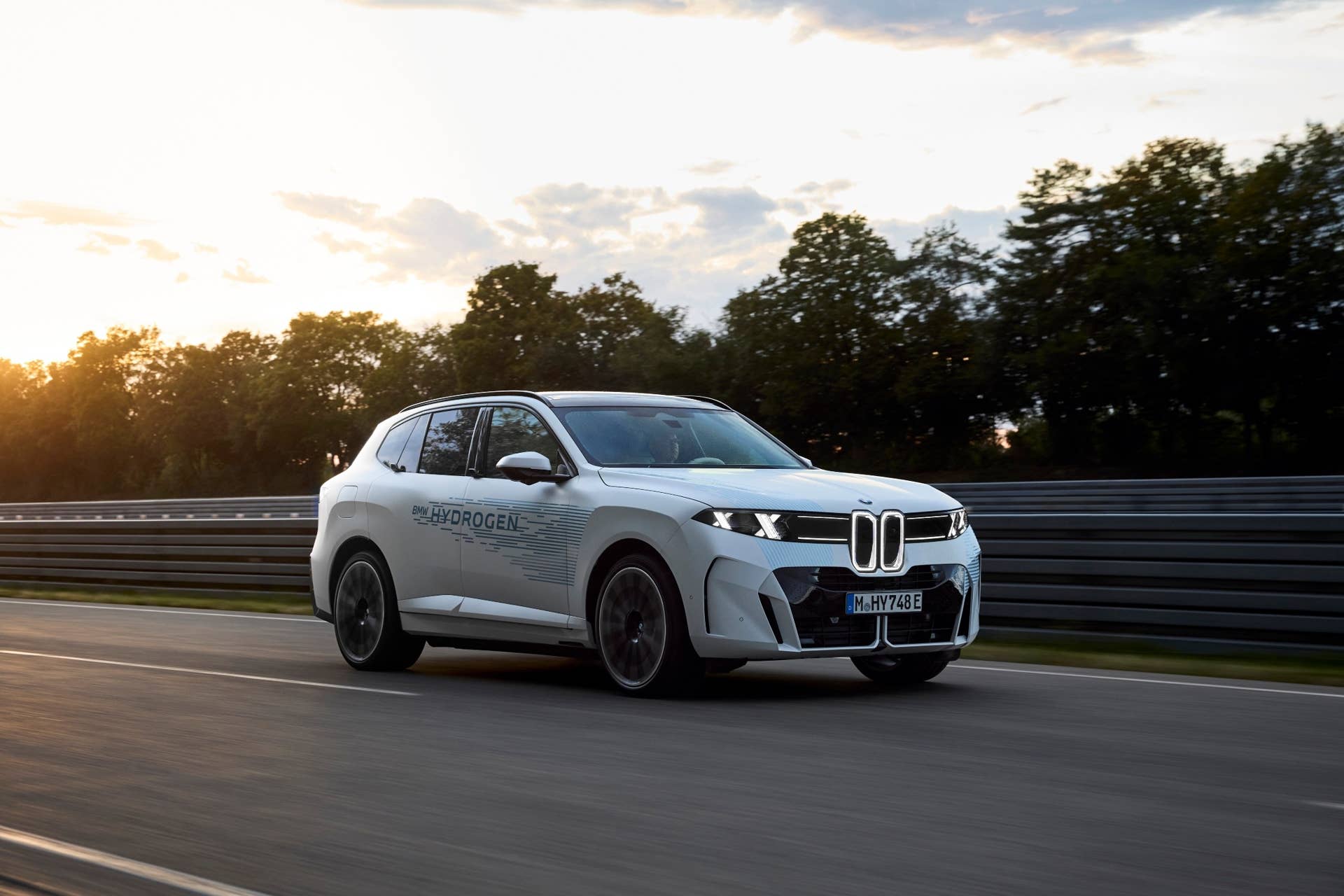 BMW’s Hydrogen X5 Could Fix Two Big Problems With EVs