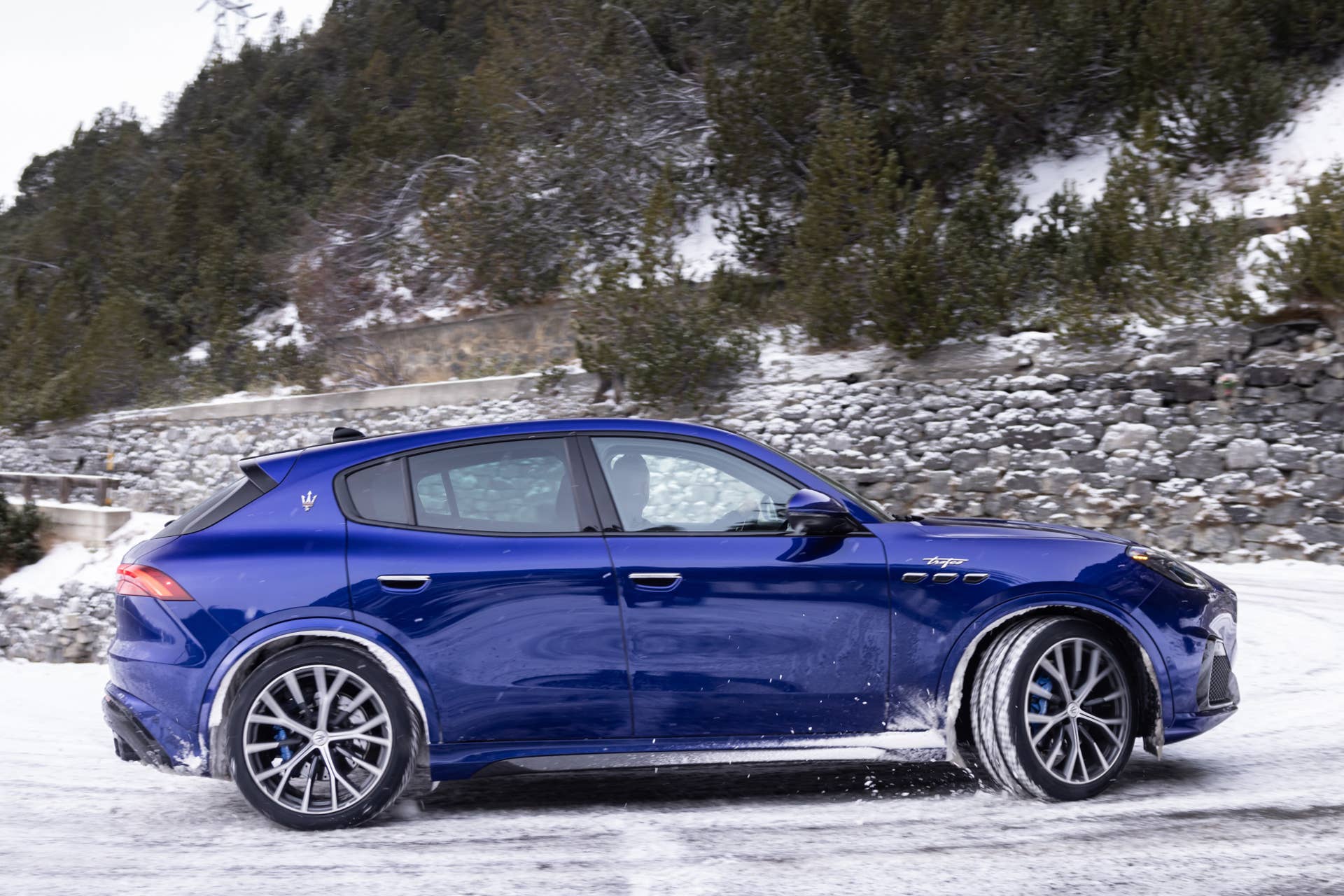 2025 Maserati Grecale in Blu Intenso side view snow driving