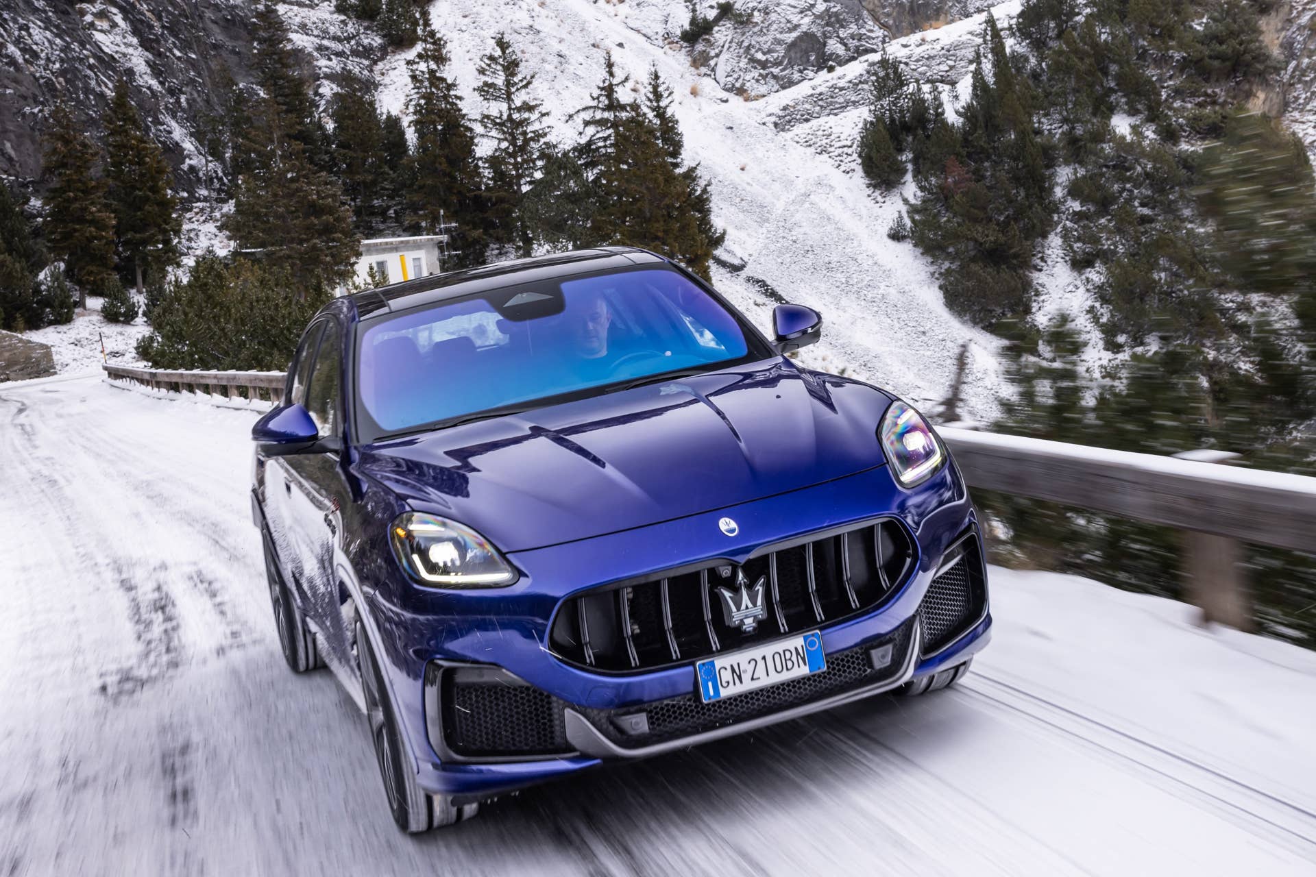 2025 Maserati Grecale in Blu Intenso front view snow driving