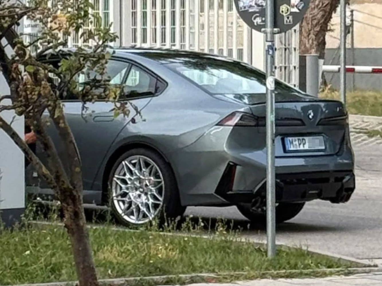 The Munich Dual-Track: Why the 2027 3 Series Refuses to Abandon Combustion — image 5