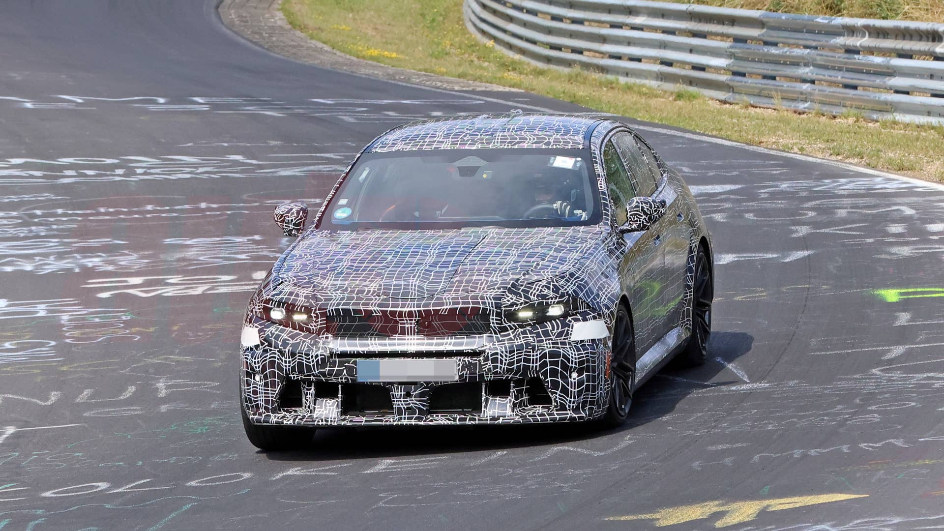 2028 BMW M5 LCI prototype spy shot