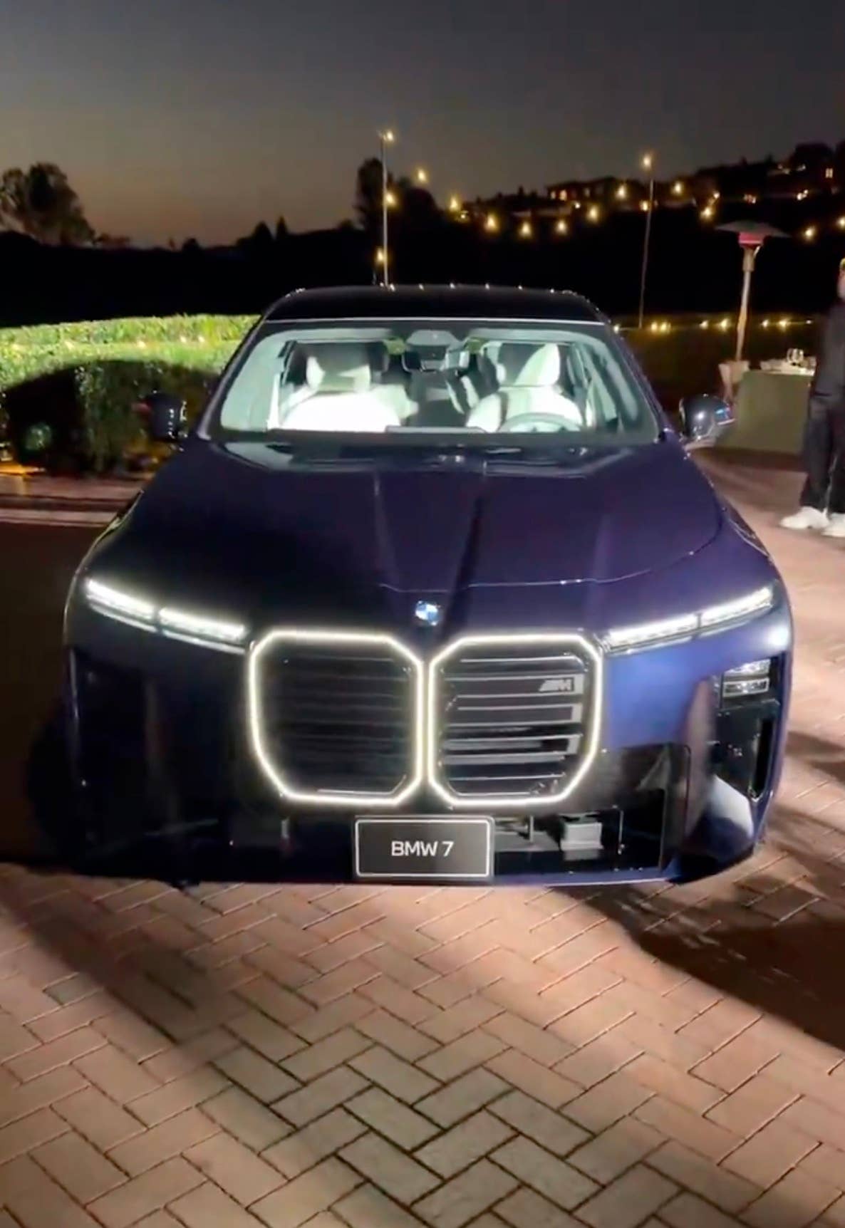 2027 BMW M760