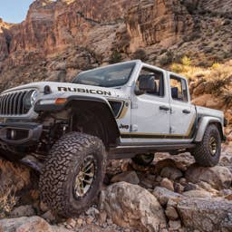 2027 Jeep Gladiator Gets 35-Inch Tires, Beats ZR2 Bison on Clearance