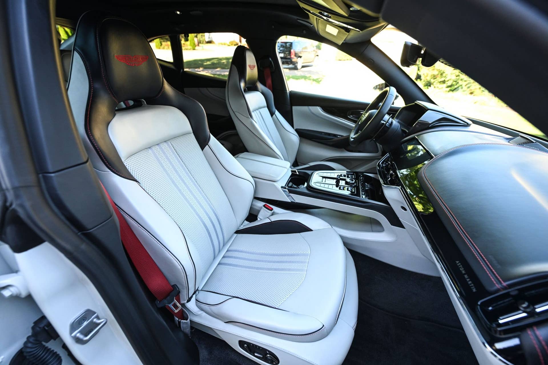 2025 Aston Martin DBX707