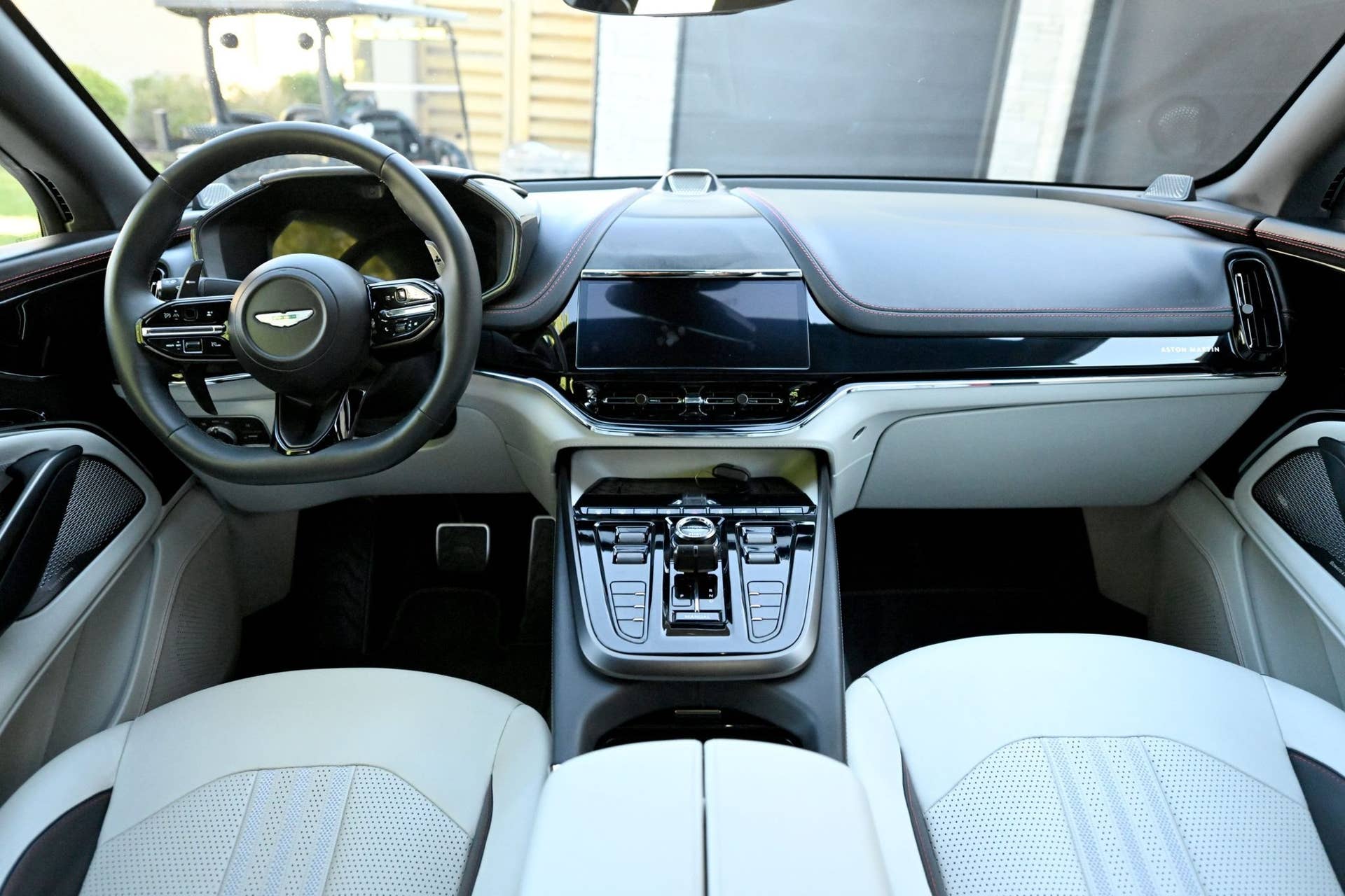 2025 Aston Martin DBX707