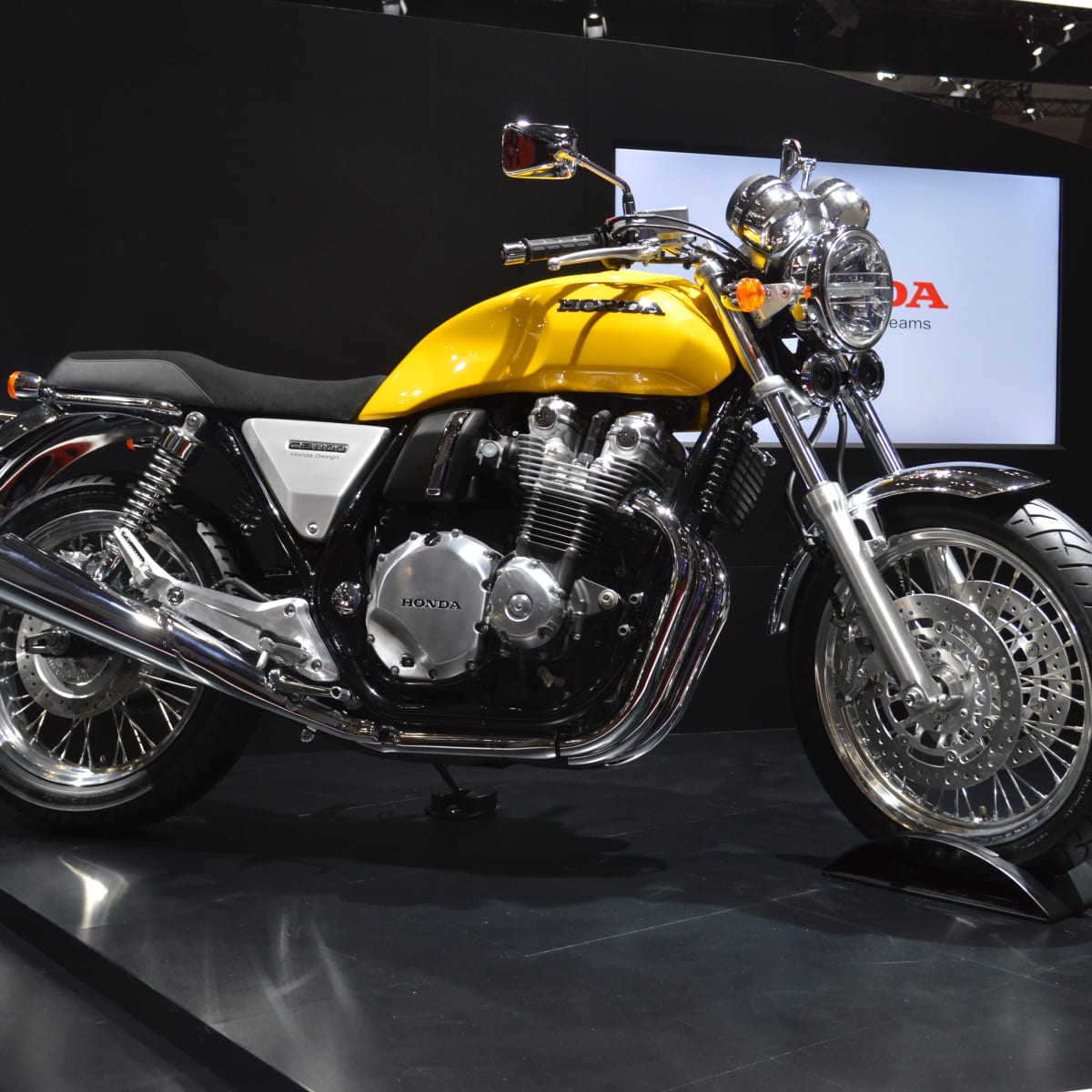 Honda goes big for bikes Concept CB Super Cub w video Autoblog