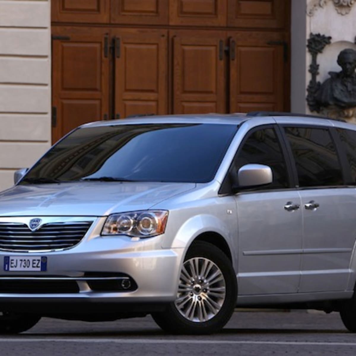 How do you say Chrysler minivan in Italian Lancia Voyager Autoblog