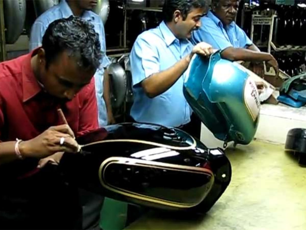 Royal Enfield tank painter is a master of the art Autoblog
