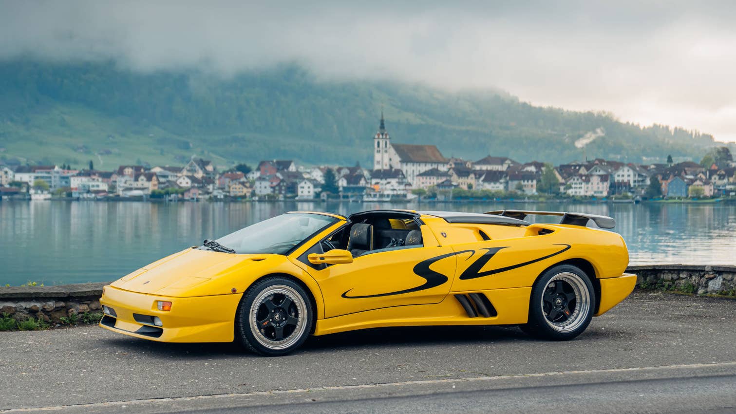 beats pro イエロー Lamborghini Monster 1998 Lamborghini Diablo VT Roadster from 'The Wolf of Wall Street