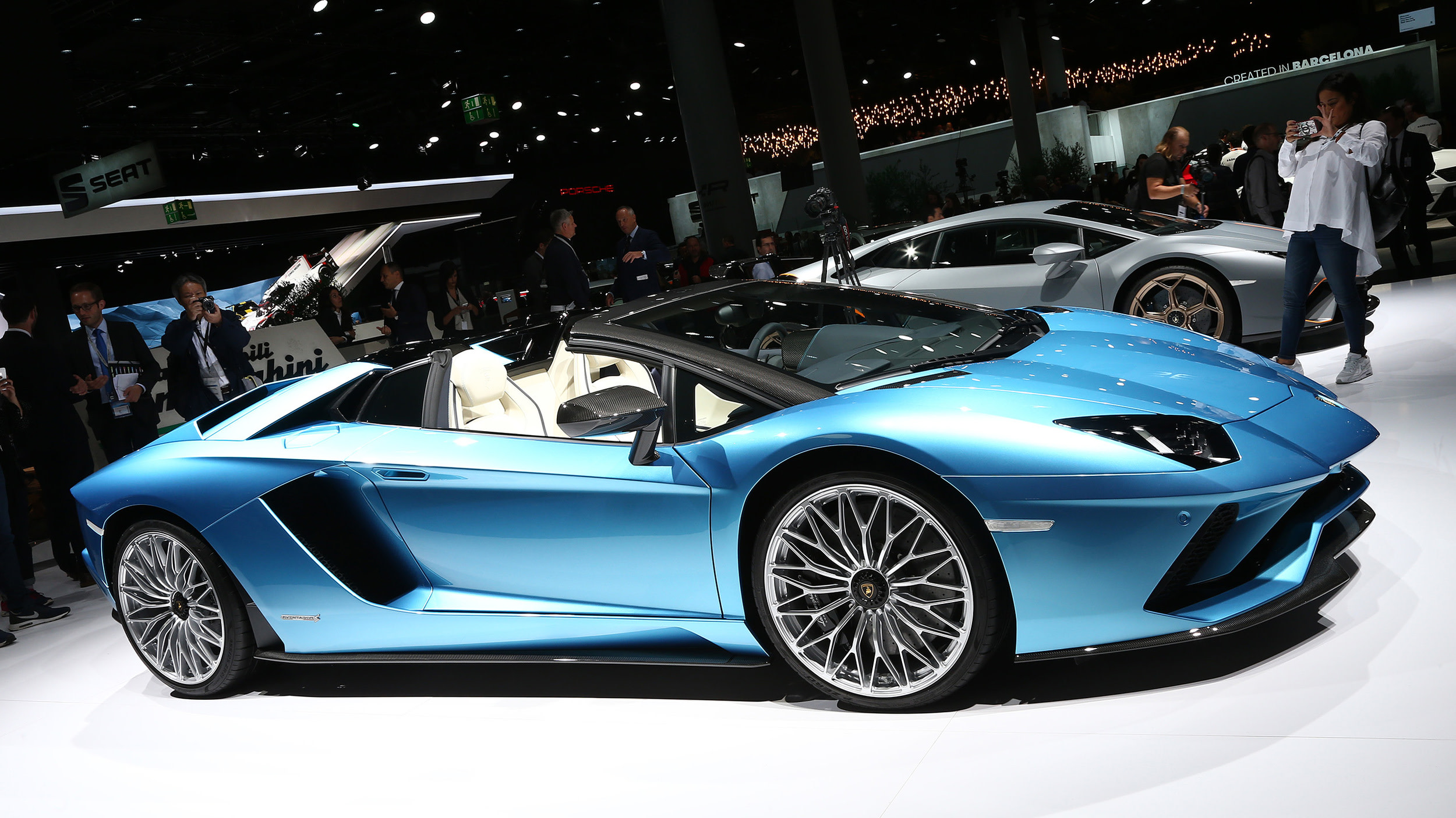 Lamborghini Aventador S Roadster loses roof, keeps the speed