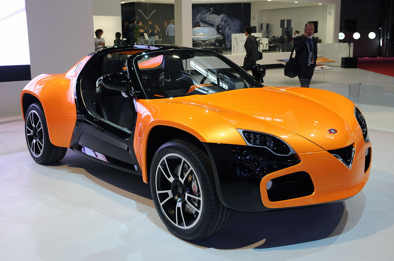 Véhicule électrique présenté en illustration principale, mettant en avant un design moderne adapté à la mobilité urbaine