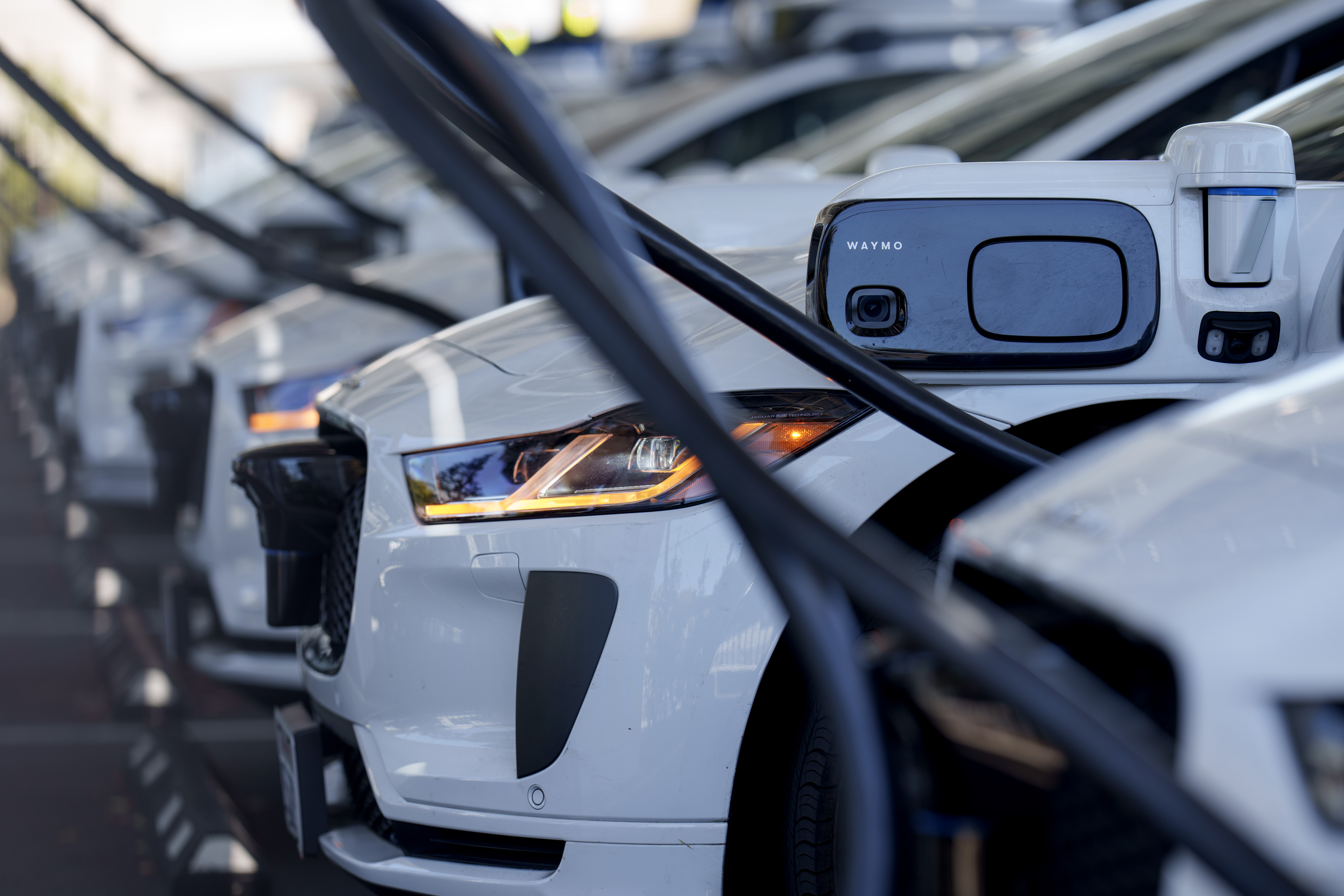 تشعل مركبات Waymo الاحتجاجات على خلفية مخاوف من القلق العام