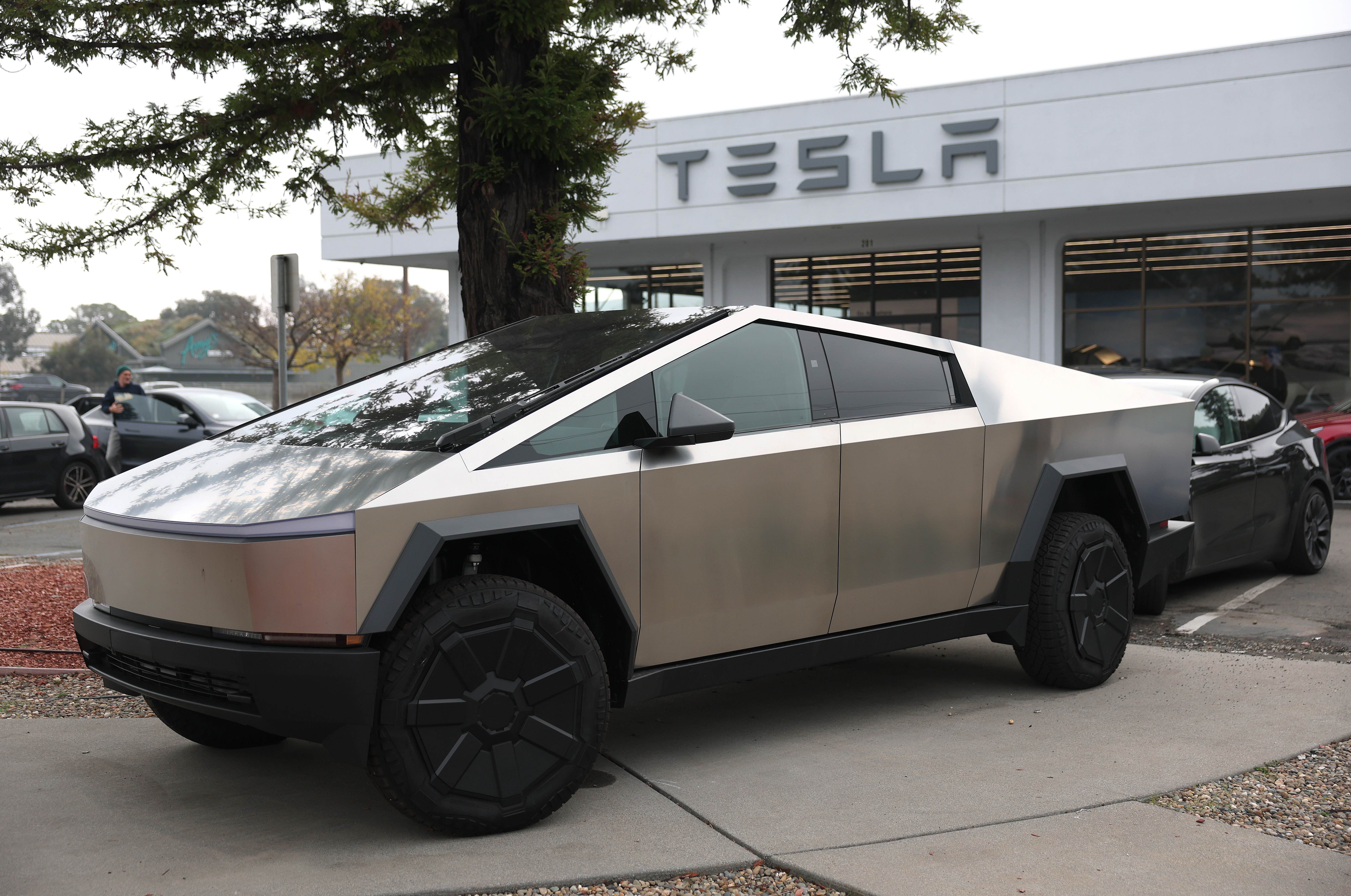 Tesla는 Cybertruck Wrap & Magnets를대로 호출합니다 "손상" Dispute에서 호스트에서