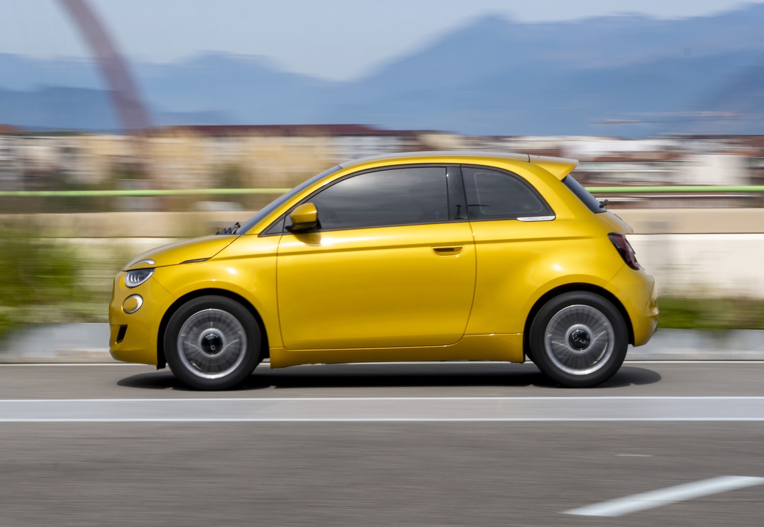 Fiat 500 Hybrid는 Nissan Kicks를 로켓처럼 보이게 만듭니다.