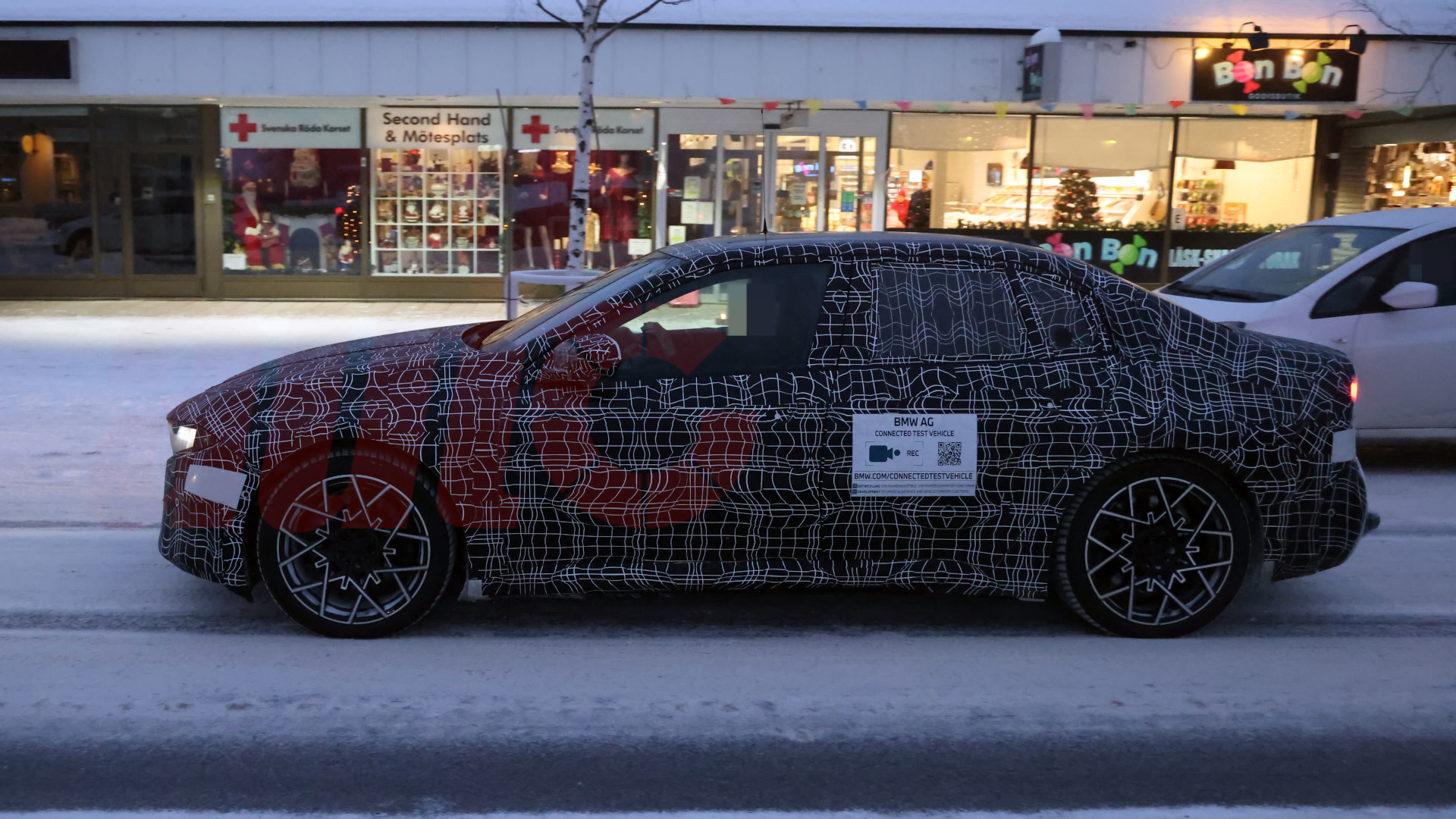 새로운 스파이 사진에서 내년 BMW i3는 얼음처럼 멋져 보입니다.