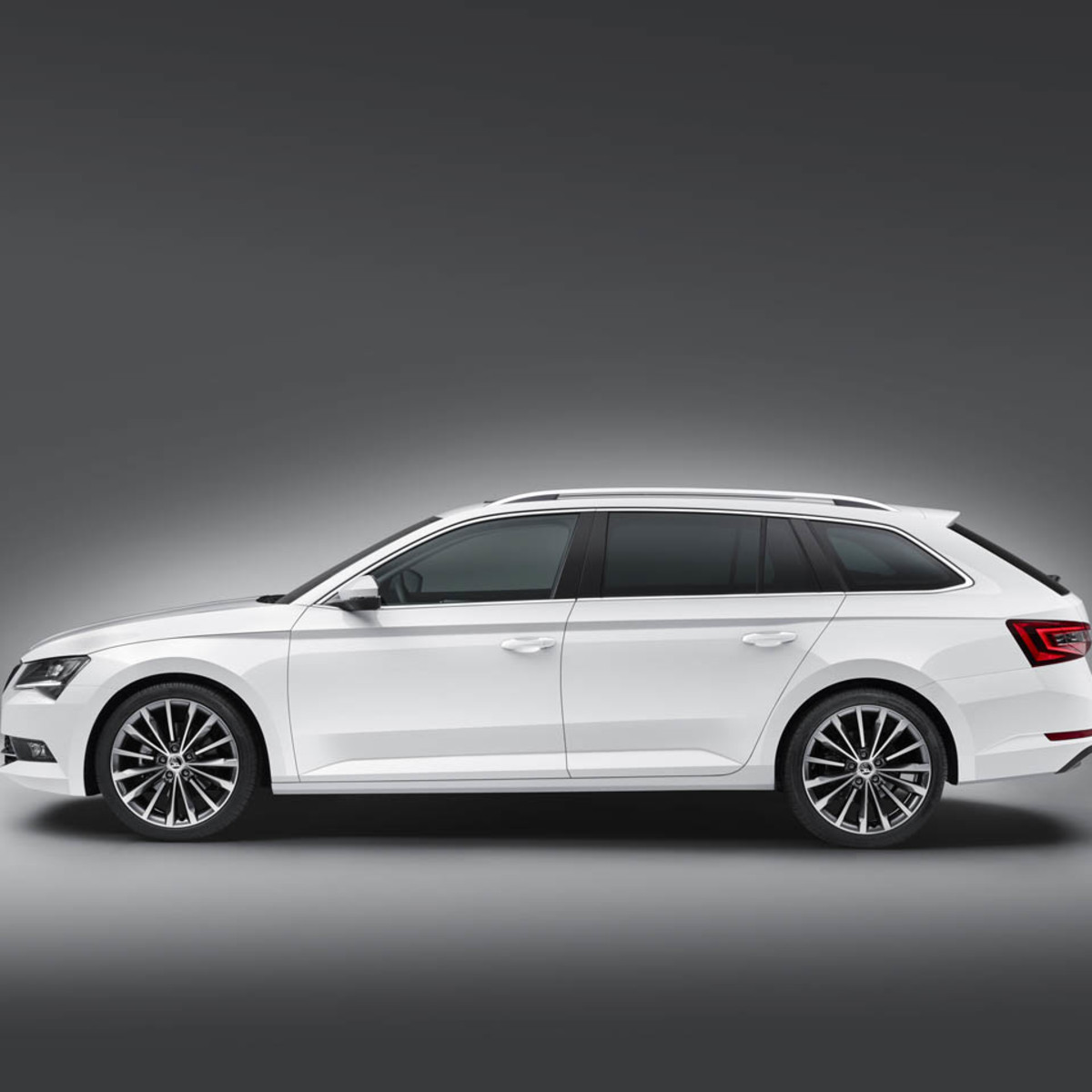 Skoda reveals new Superb Combi wagon - Autoblog, image size:1200x1200