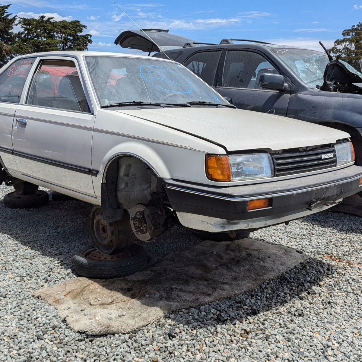 ティーズ ページ！ Junkyard Gem: 1987 Mazda 323 DX 1.6i Hatchback - Autoblog