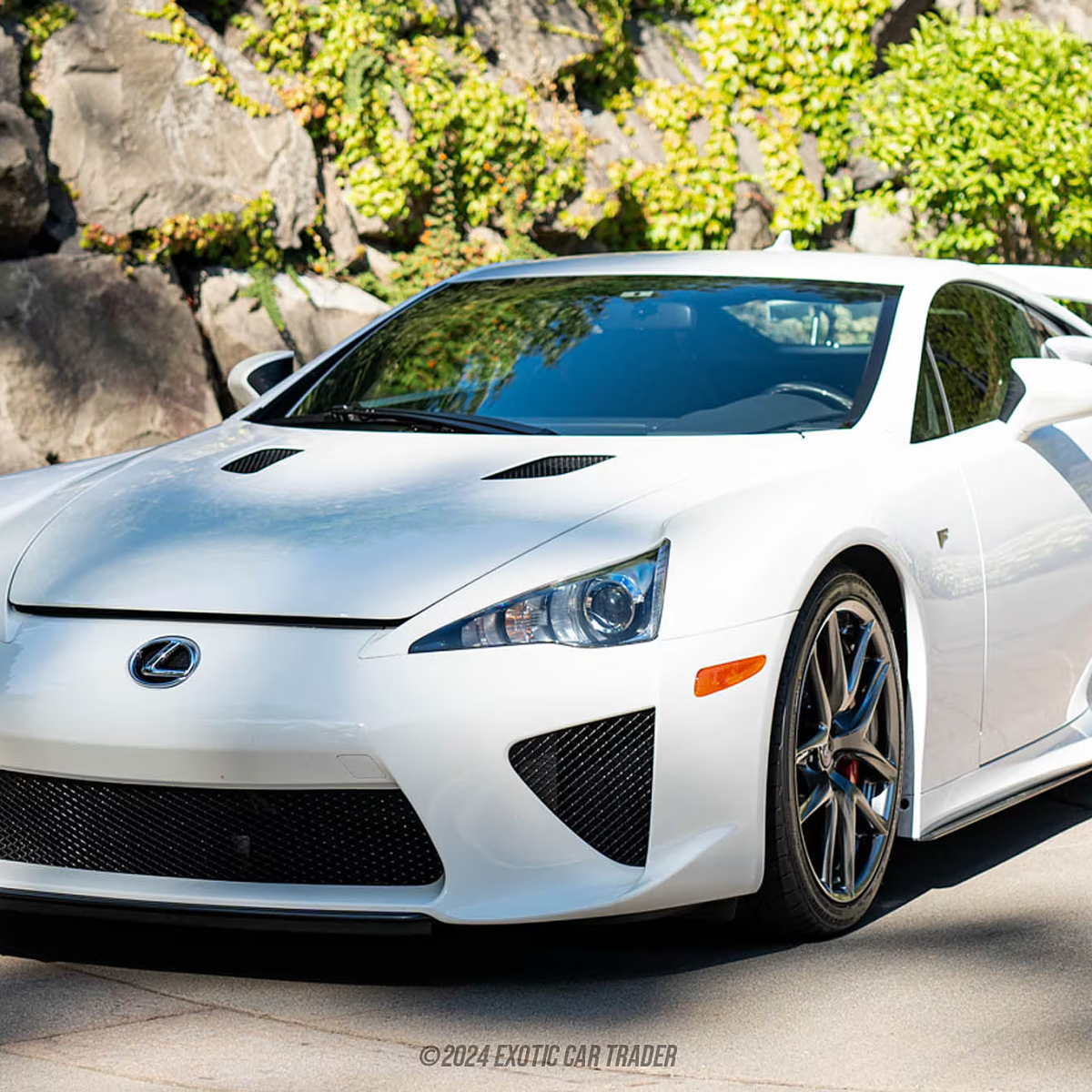 2012-lexus-lfa-coupe-whitest-