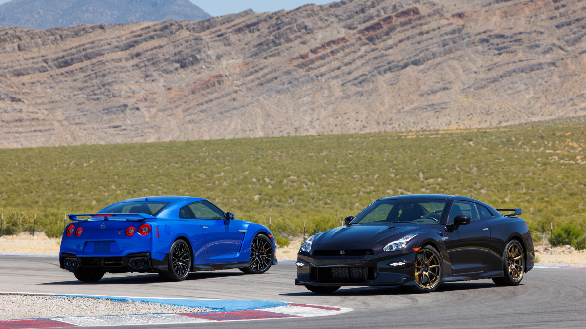 NISSAN　GT-R(R35) Nissan GT-R (R35) 50th Anniversary Brilliant White Pearl
