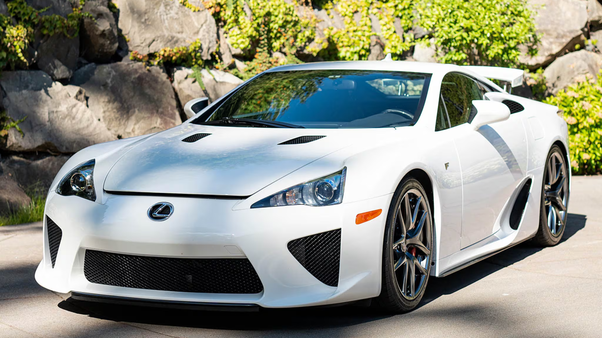 2012-lexus-lfa-coupe-whitest-