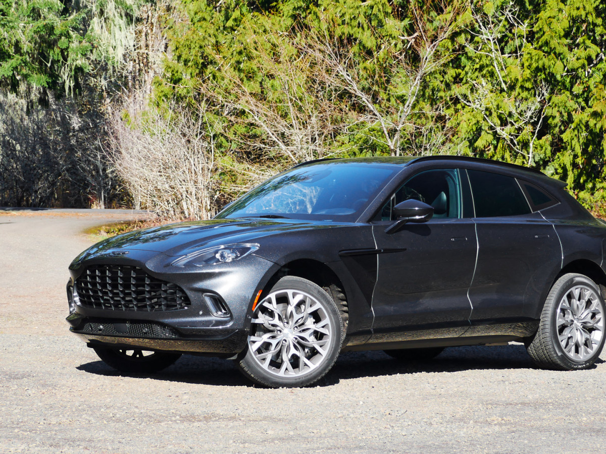 2022-aston-martin-dbx-front-