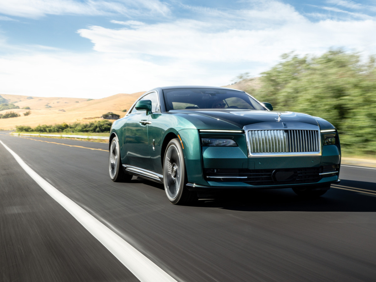 2024-rolls-royce-spectre-in-