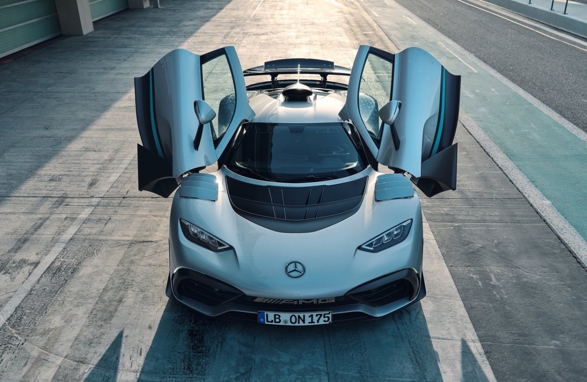 2023-mercedes-benz-amg-one-01.jpg