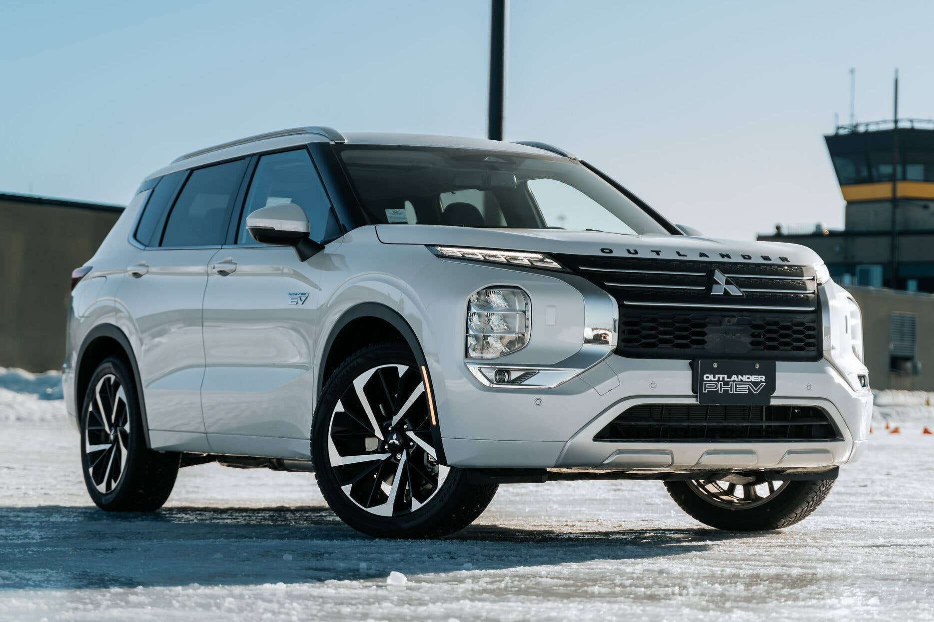 2025-outlander-plug-in-hybrid-front-passenger-3_4.jpg