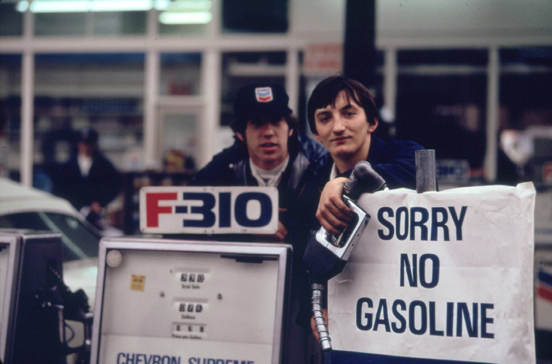 attendants-at-a-chevron-gas-station-in-portland-oregon-during-the-gas-shortage-crisis-in-1973.jpg
