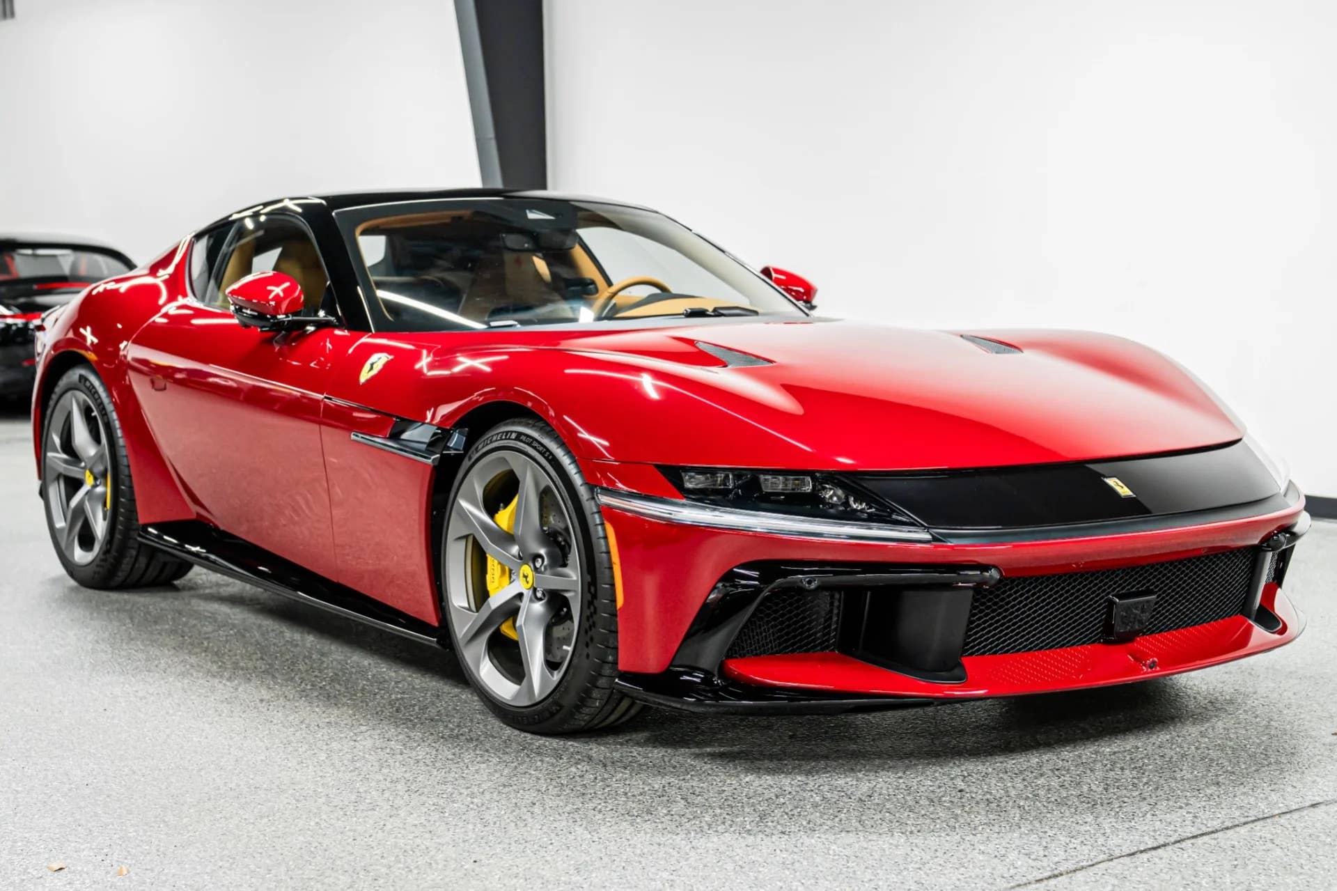 2025-ferrari-12cilindri-699900-445748382.jpg