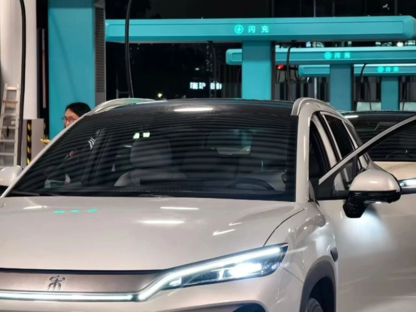 byd-charging-station-4.png
