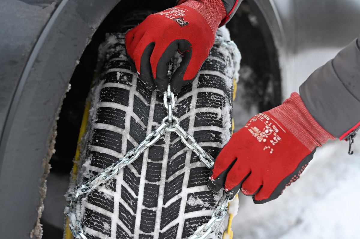 08-january-2026-hamburg-a-man-mounts-a-snow-chain-on-a-car-tire-photo-david-hammersendpa-photo-by-david-hammersenpicture-alliance-via-getty-images-stockpack-gettyimages.jpg