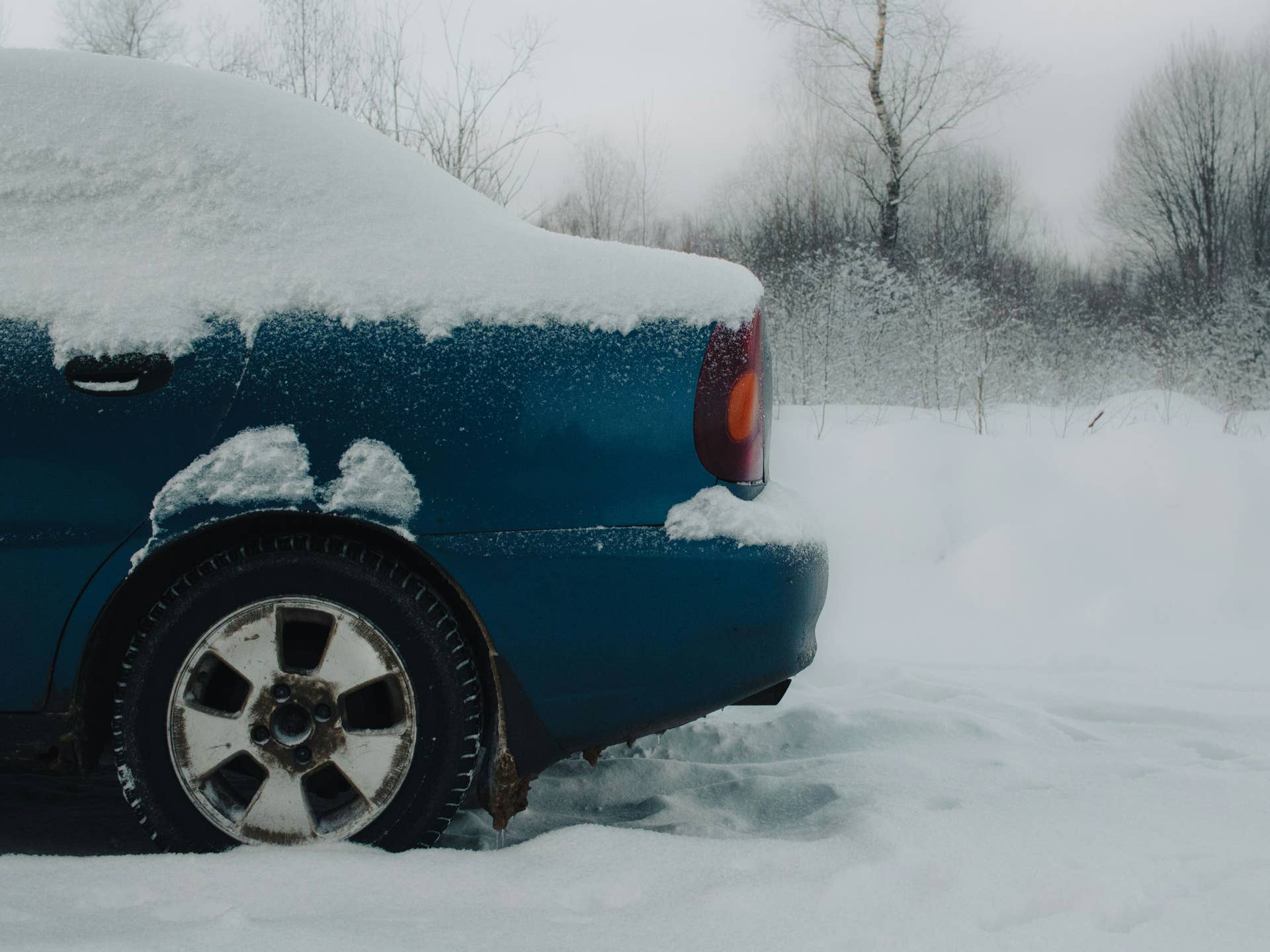 a-blue-car-covered-in-snow-on-a-snowy-day-stockpack-unsplash.jpg