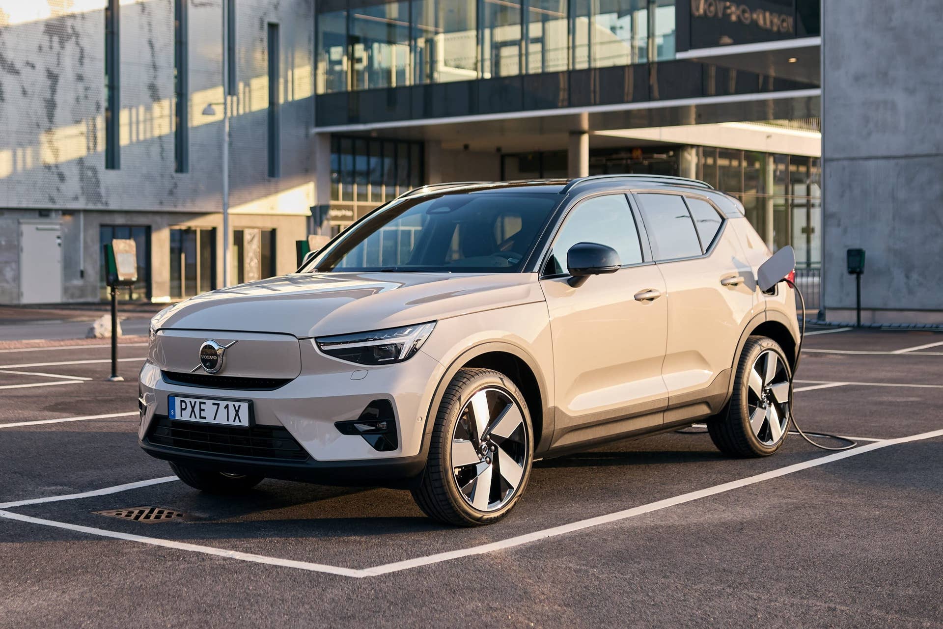 2025-volvo-ex40.jpg