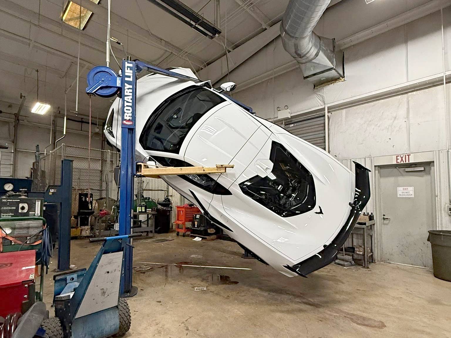 2024-chevrolet-corvette-z06-falls-off-lift.jpg