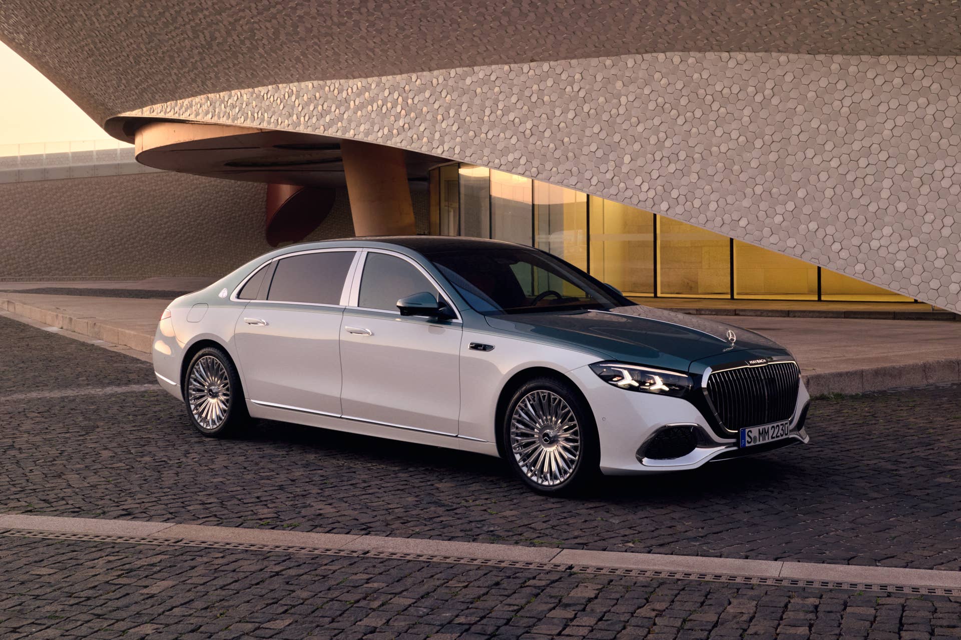 die-neue-mercedes-maybach-s-klasse-die-essenz-wahrer-klassethe-new-mercedes-maybach-s-class-true-class-runs-deep.jpg
