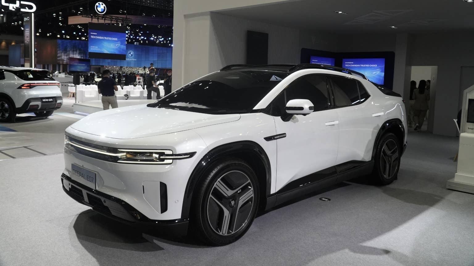 This Electric SUV Turns Into a Pickup Truck at the Press of a Button