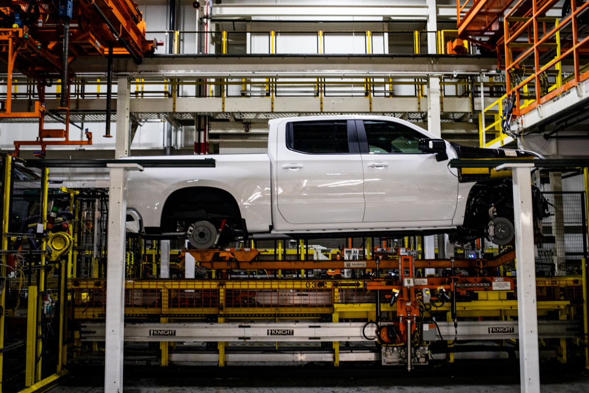 GM skips EVs to expand pickup, Escalade production in Michigan