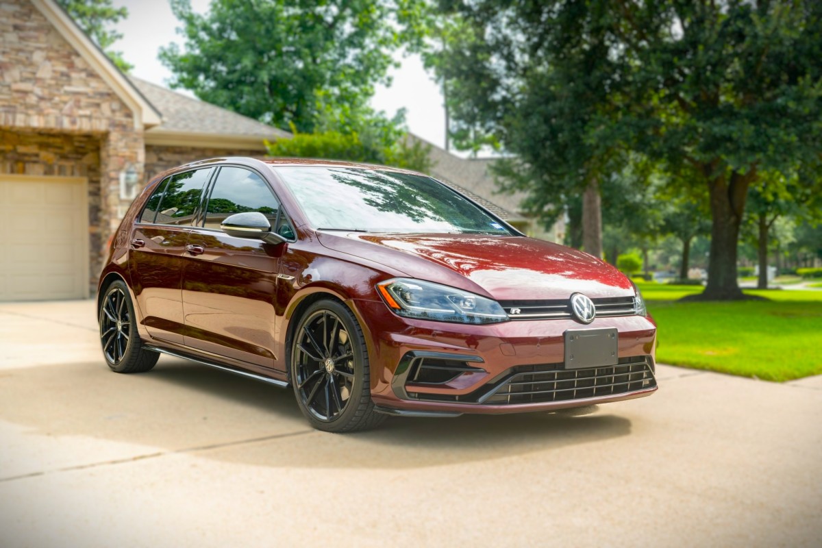 This One-of-One Volkswagen Golf R Comes With a Postcard From The Manufacturer
