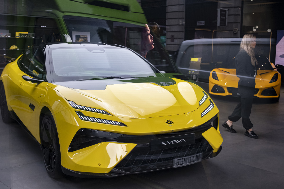 Lotus to Cut 550 Jobs at UK Headquarters Amid Tariff Trouble