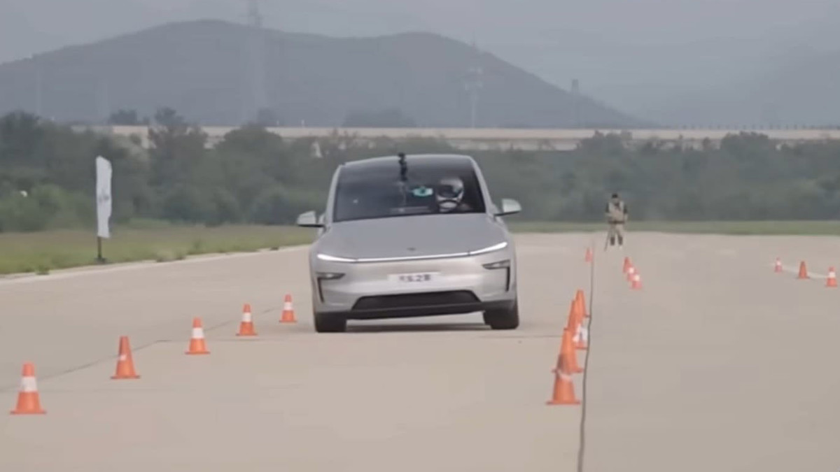 Tesla Model Y L Aces Elk Test at 72 MPH Fully Loaded