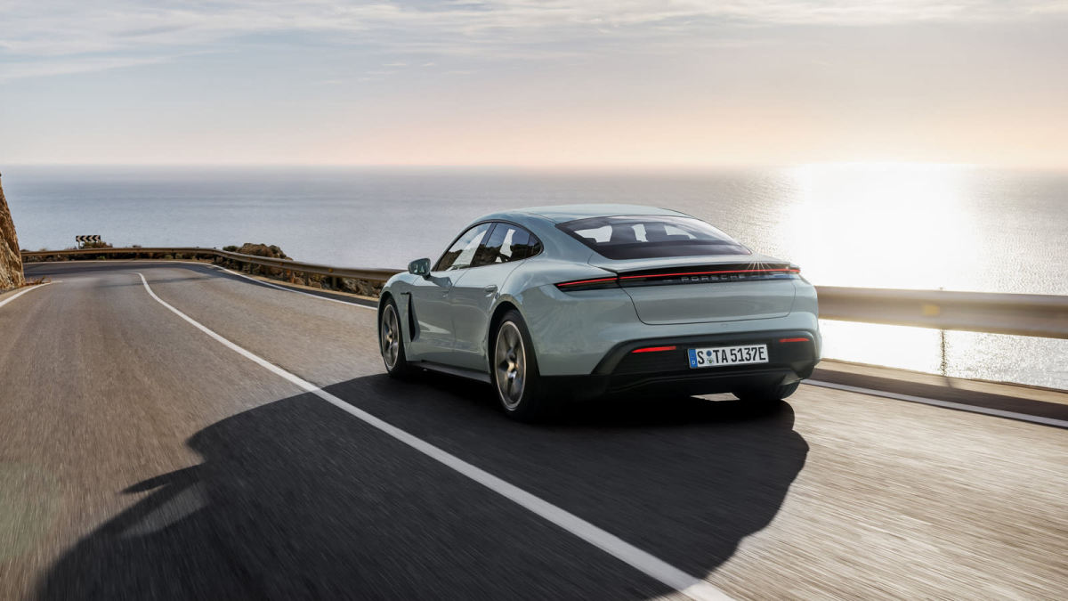 Porsche taycan autoblog hotsell