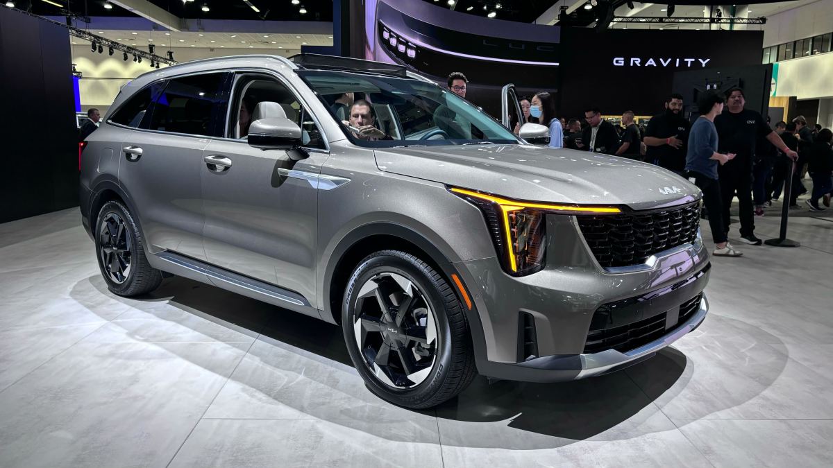 2025 Kia Sorento sees tiny price and feature changes Autoblog