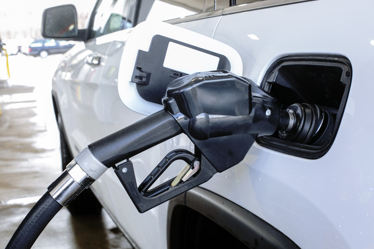 Gas price average slips below 4 in many parts of the country