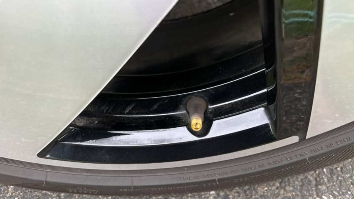 How to check your tire pressure Autoblog Car News, Reviews and