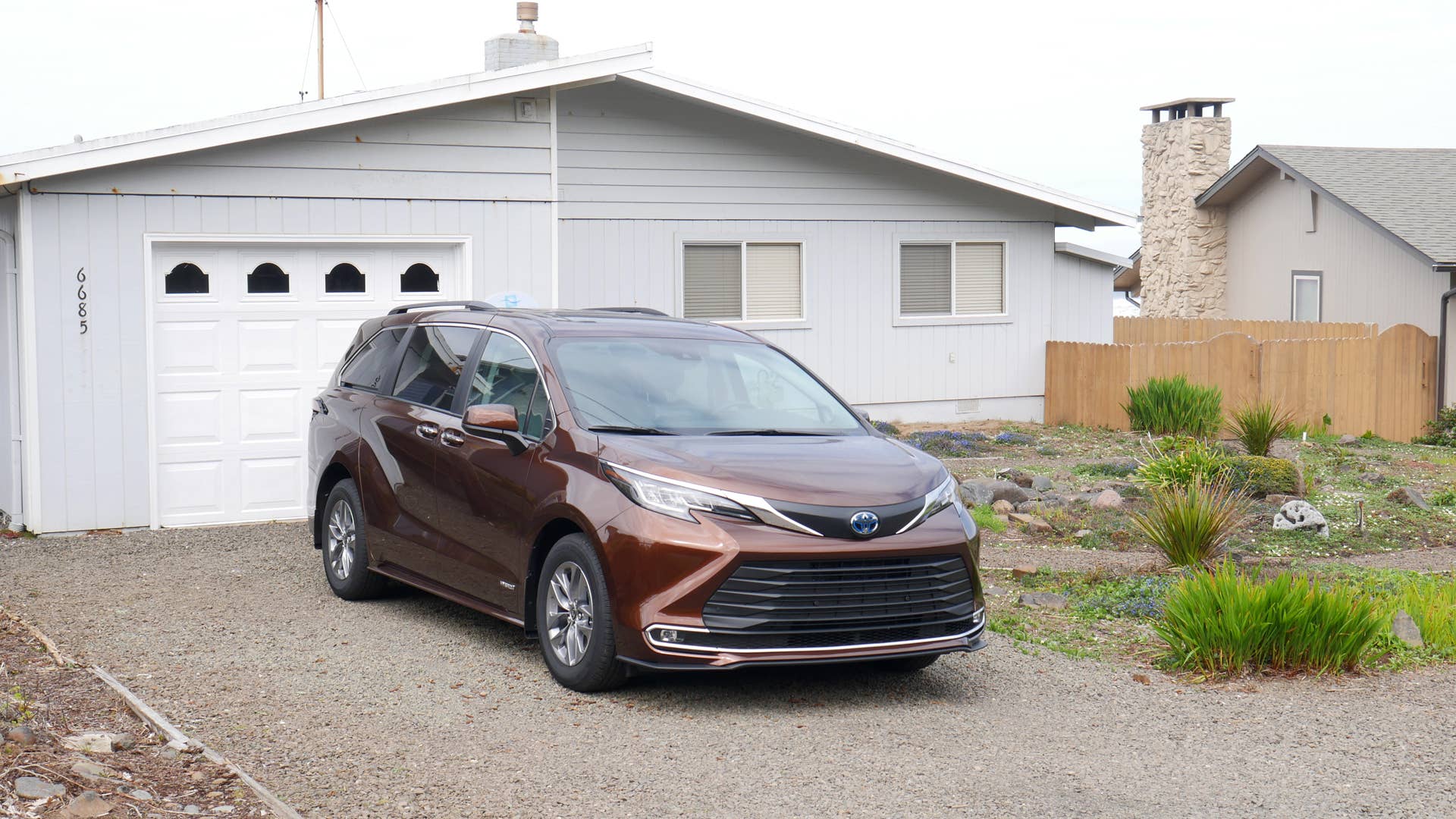 2021 Toyota Sienna XLE AWD Road Test | How does 39.4 mpg sound? - Autoblog