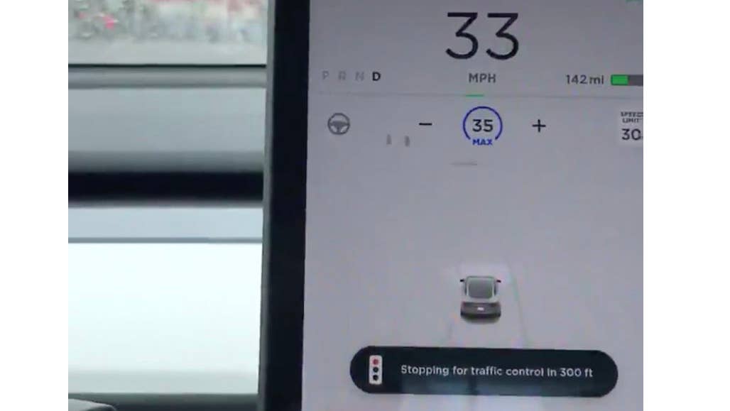 Video shows Tesla Model 3 automatically stopping for red light - Autoblog