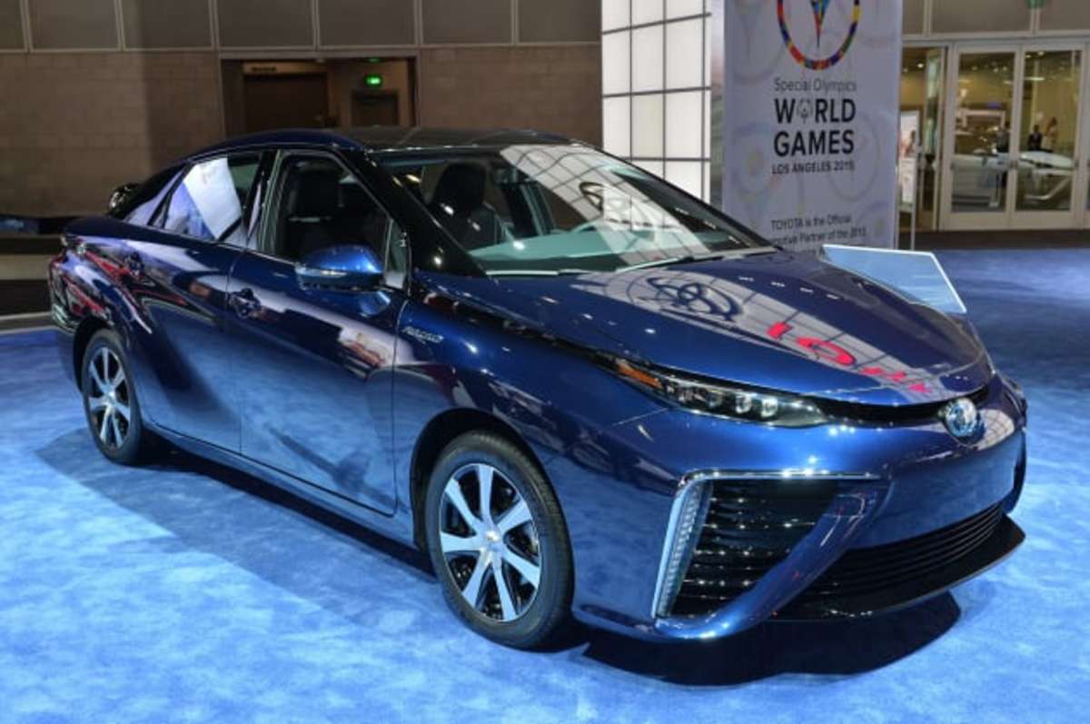 Toyota Mirai offers promising tech unfortunate looks Autoblog