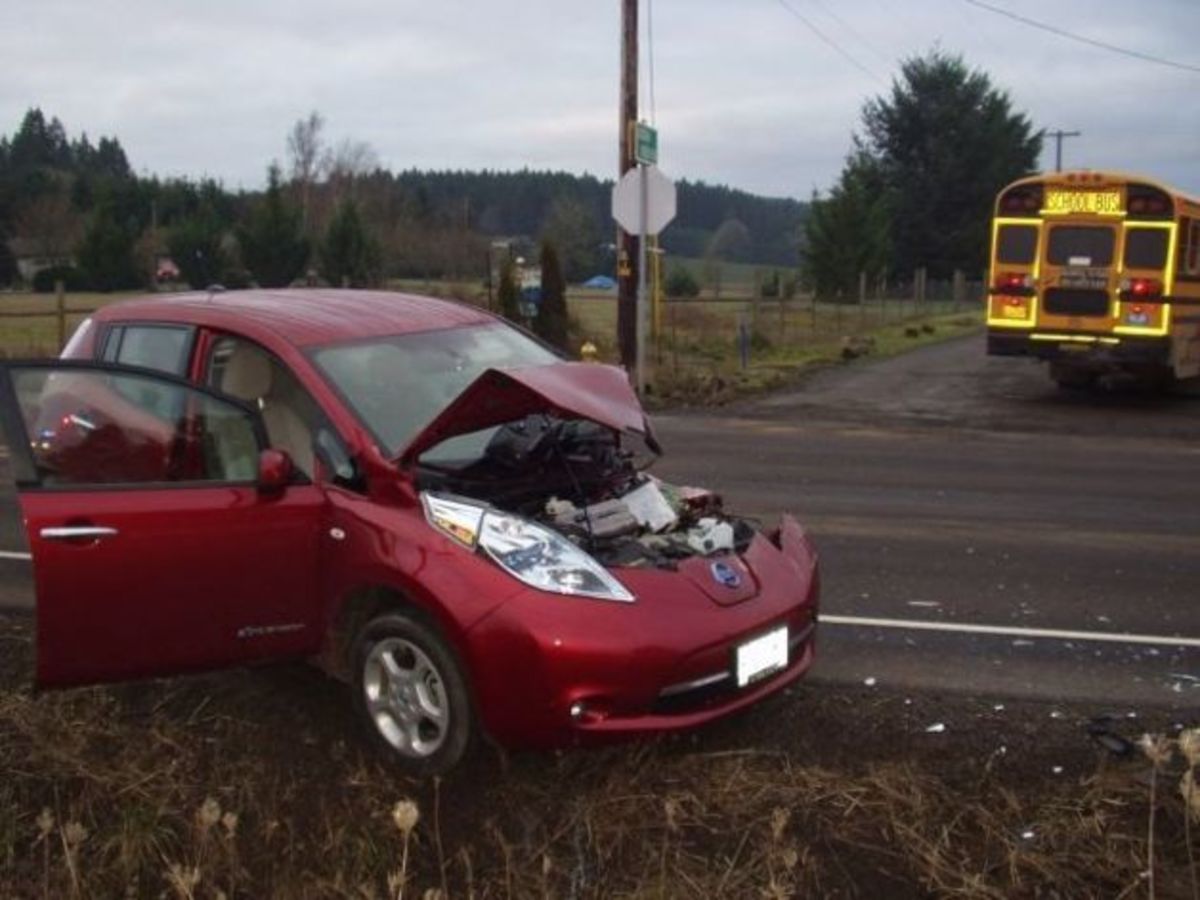 Nissan Leaf rearends school bus in Oregon; results in minor injuries