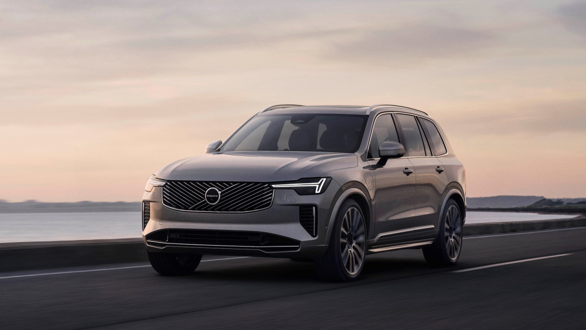 2025 Volvo XC90 gets new look, better tech, improved ride in heavy